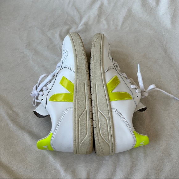 Veja V-10 Sneaker in Extra White Jaune Fluo Size 7 - Picture 6 of 11